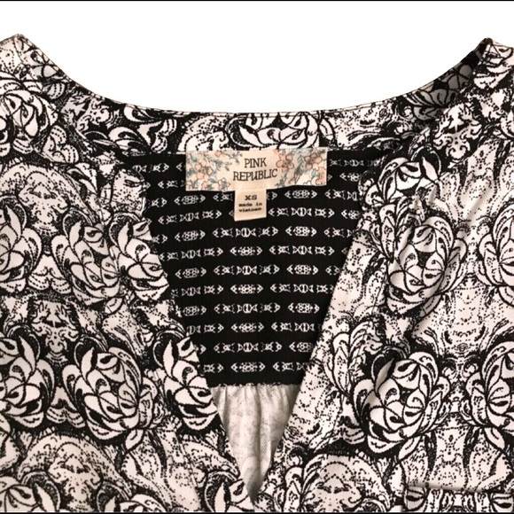 NWOT V-Neck Floral Blouse by Pink Republic XS - Picture 3 of 4